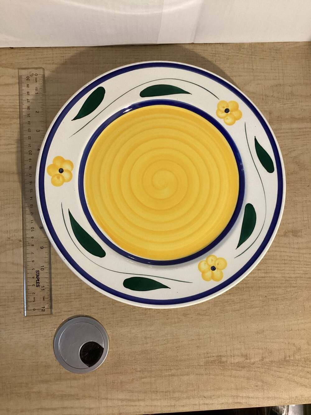 La Primula Handcrafted in Italy Dinner Plate Yellow Spiral Green Leaves Blue Rim